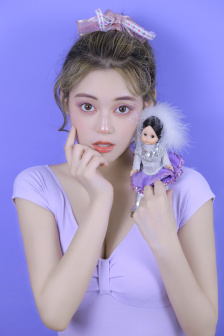 《她唇之下》